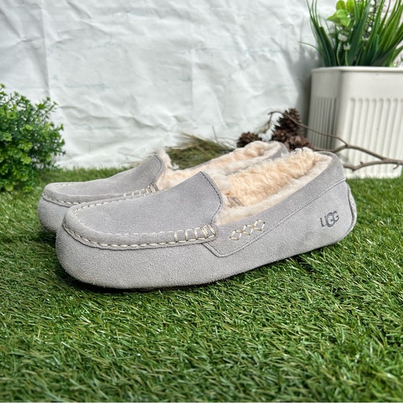 UGG🍁🍂 Ansley Water Resistant Slipper Light Grey Suede
Women size 7 gently used - Picture 6 of 16